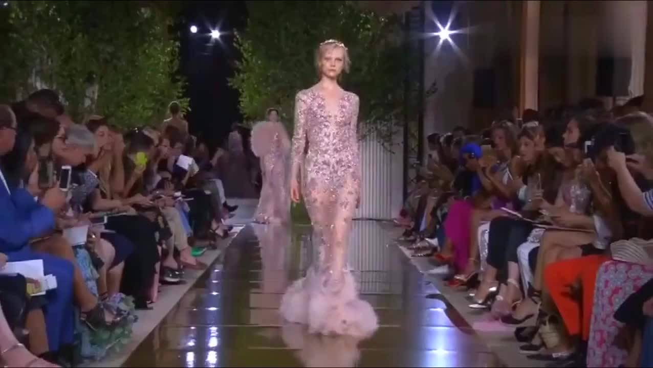 美女模特时尚走秀奢华璀璨的半透明设计惊艳全场