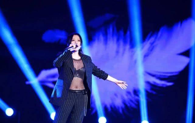 牛仔裤时髦亲切太接地气张靓颖瘦了好多！黑色T恤配牛仔裤走机场