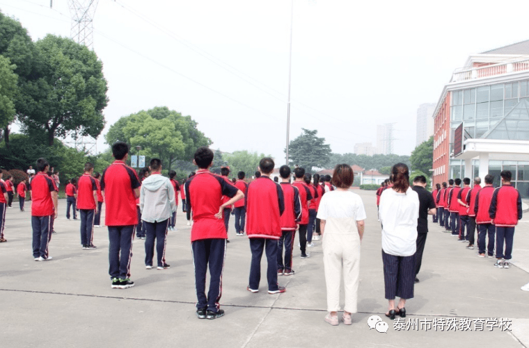 在"六一"国际儿童节到来之际,泰州市特殊教育学校举行以"同心齐抗疫