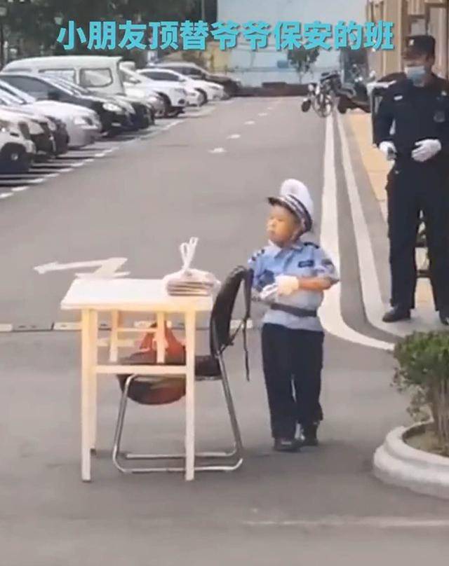 保安爷爷中午回家吃饭，小孙子来“顶班”，有模有样笑翻小区业主聂卫平围棋教室