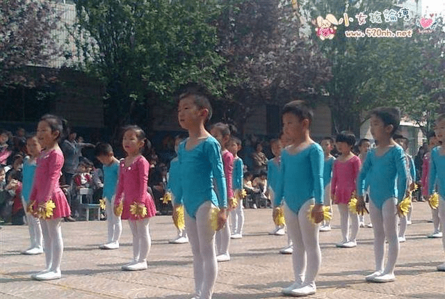 这也许是男生第一次也是最后一次穿紧身衣,白色连裤袜,还别说,这挺立