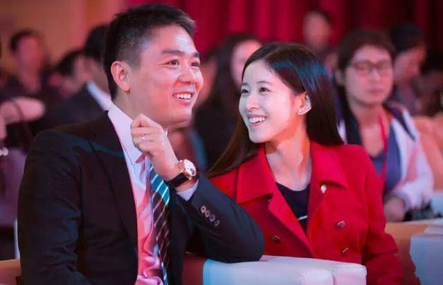刘强东与章泽天烛光晚餐，紧搀妻子手臂爱意浓