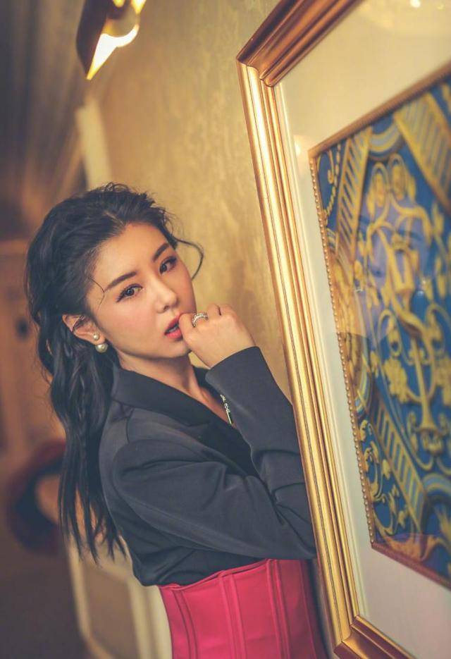 曾被称为娱乐圈最干净女星，35岁李小萌搞怪出镜