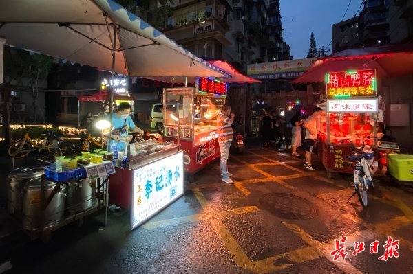 武汉万松园美食街充满烟火气息城市活力日益显现