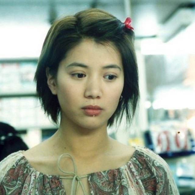 《新不了情》是袁咏仪的第一部电影,那时的她二十出头,影片中的阿敏
