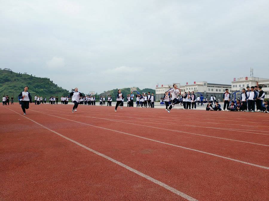 快乐成长放飞梦想麻江县第二中学开展庆祝六一活动