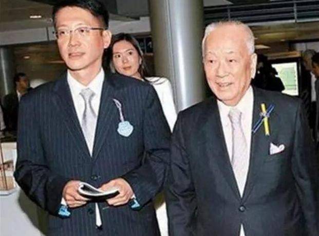 这位老人便是上世纪九十年代的风云人物:船王许爱周.