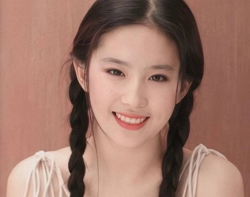 原创小姑娘长相像极刘亦菲引热议，网友：说她女儿都信的程度，太漂亮