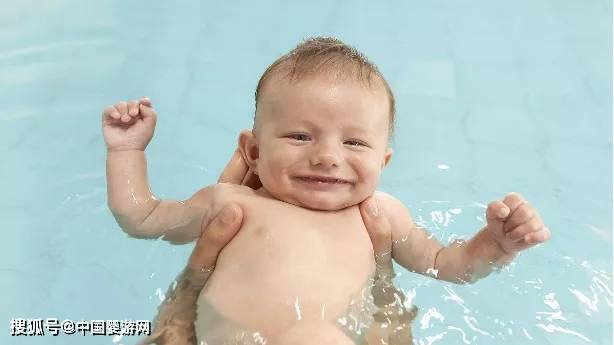 与其在家蒸桑拿，不如带孩子清凉一夏！婴儿游泳，你值得拥有！