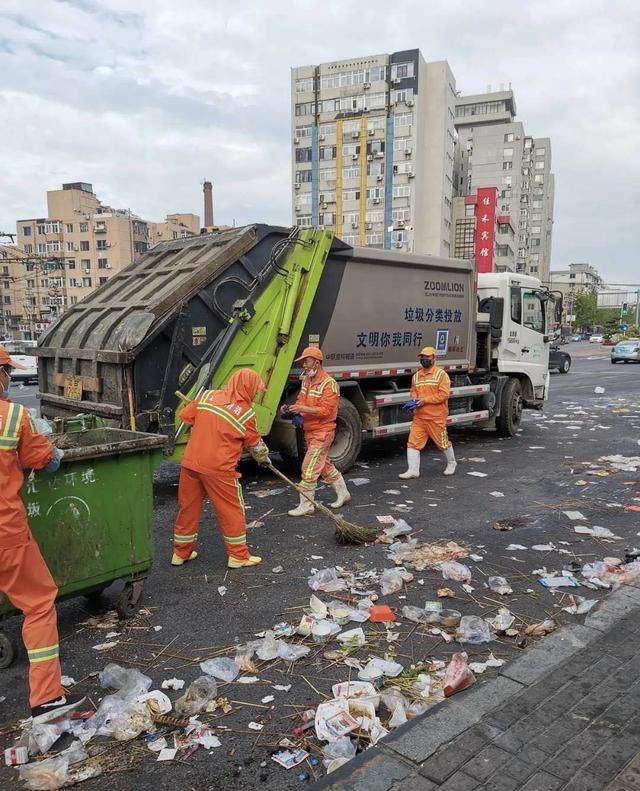地摊经济火了！夜市却出现问题被停业，是时代的倒退还是前进？百万奔驰被泼硫酸