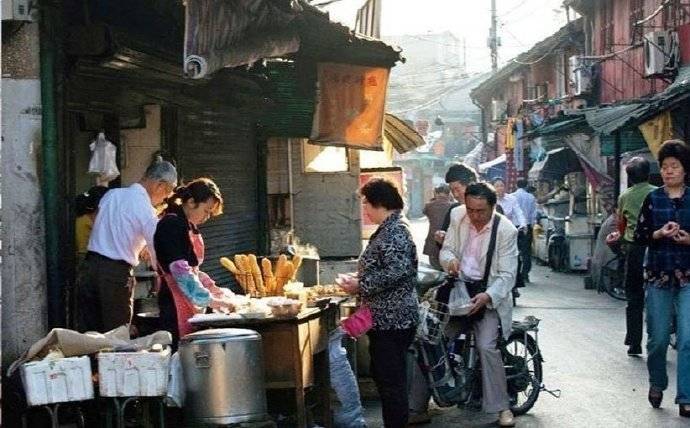地摊解封后，摊位费暴涨到3000元，网友直呼：坐地起价！女子拖鞋暴打鳄鱼