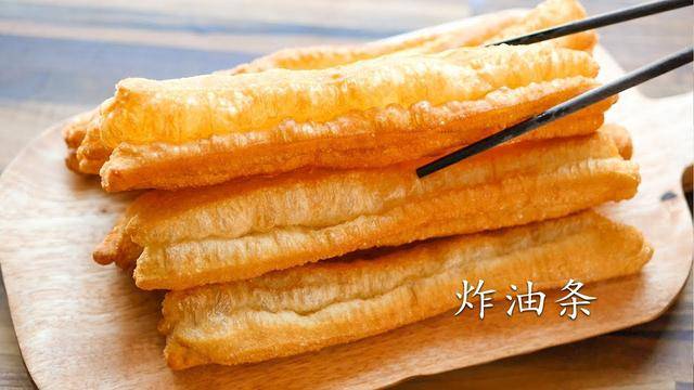 炸油条时加泡打粉是不对的用这个配方包你炸出香酥脆的油条