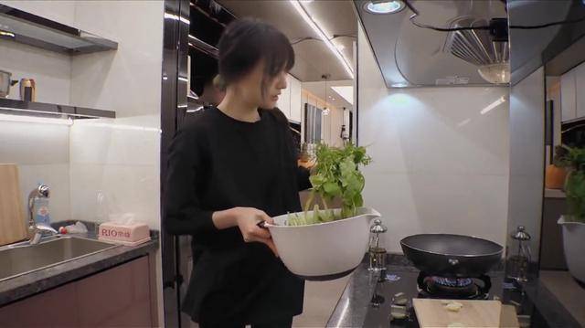 谁会把郑爽拉黑？被拉黑后的她伤心地哭了，而