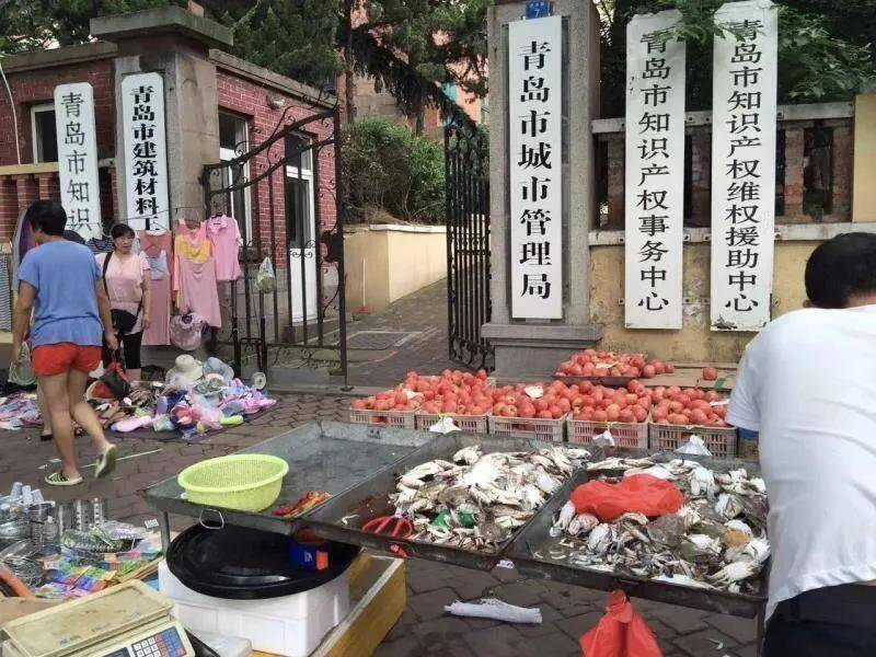 美女爱直播，英雄出地摊