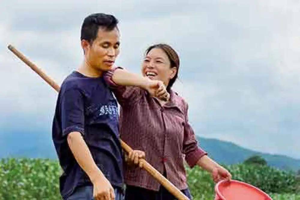 感人！农民夫妻田间跳自创舞，妻子称帮抑郁症丈夫走出阴霾