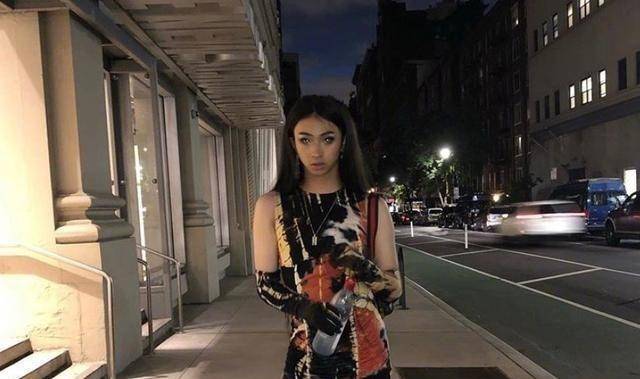伊能静大儿子性感女装走红，网友究其“异常”的背后原因，在于缺少父爱？