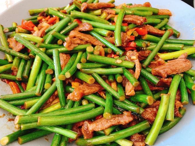 家常牛肉菜谱,蒜苔炒牛肉,简单美味营养,适合夏天