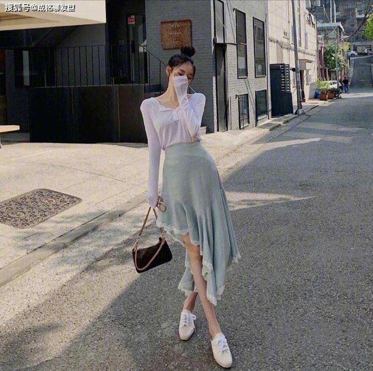 夏天穿搭女生高级感气质套装显身材 9bf8d2e97d664df797746aa05a88ba25.jpeg