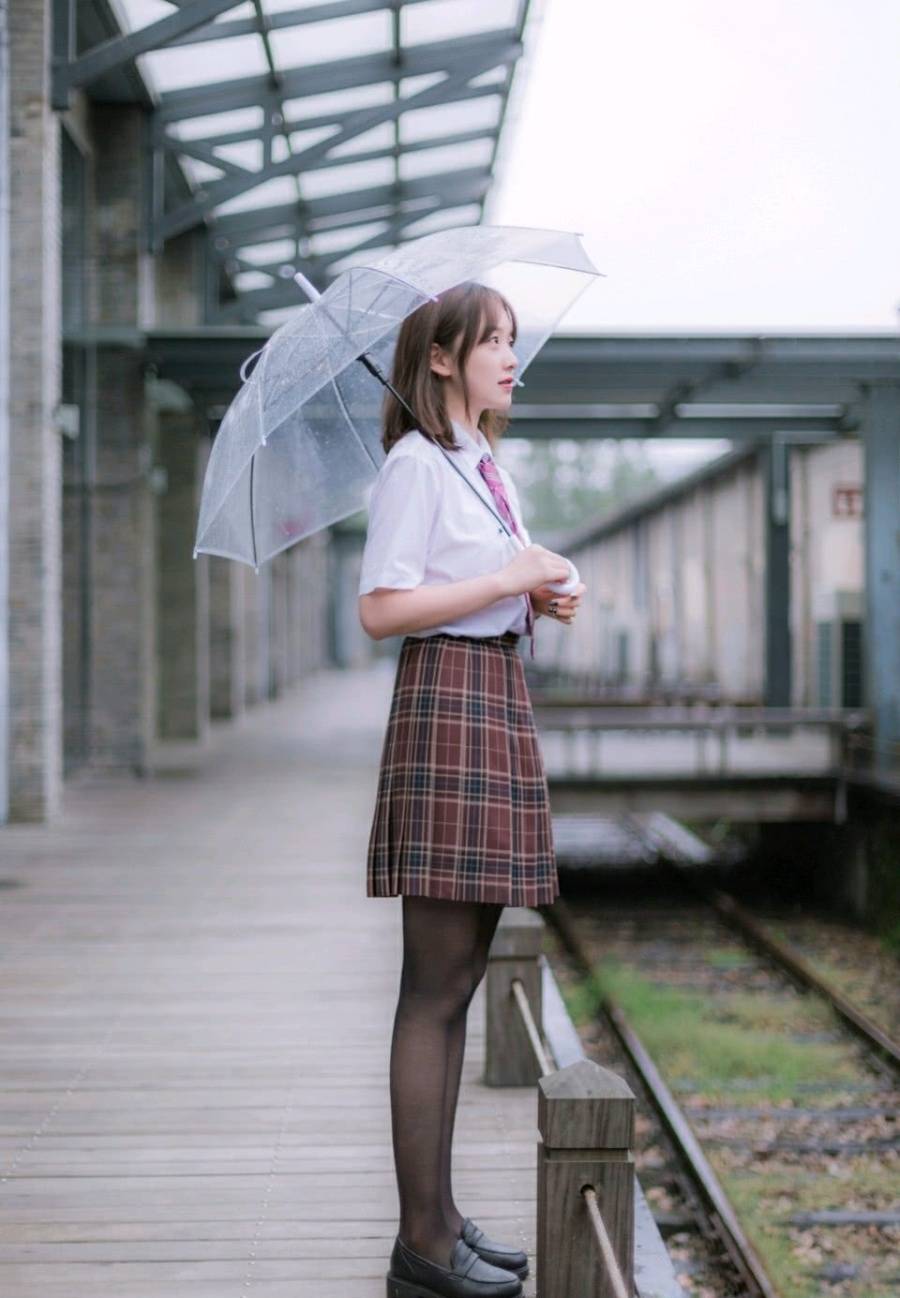 JK：雨中的你比那雨景还要美几分。_手机搜狐网