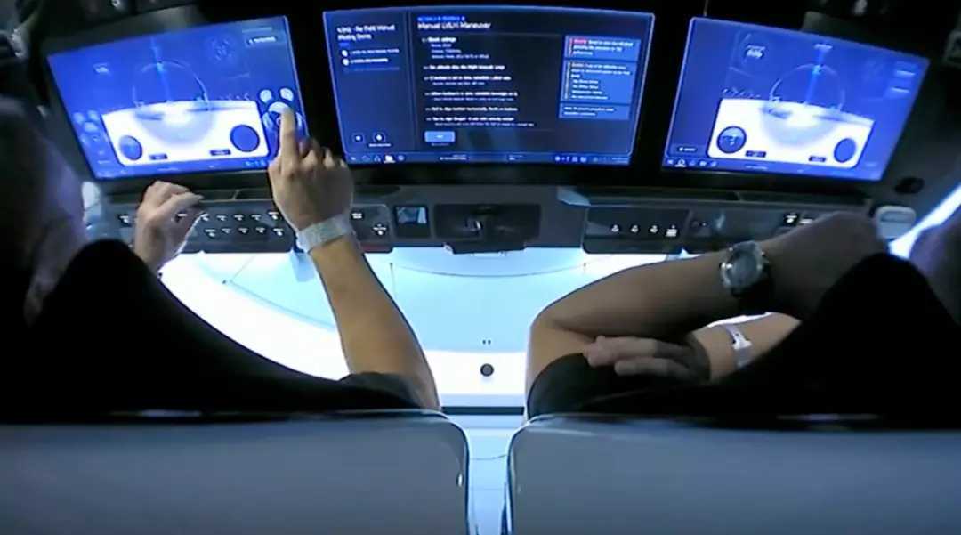 面试造火箭不是传说！SpaceX龙飞船采用超大触控屏，网友：十分骄傲