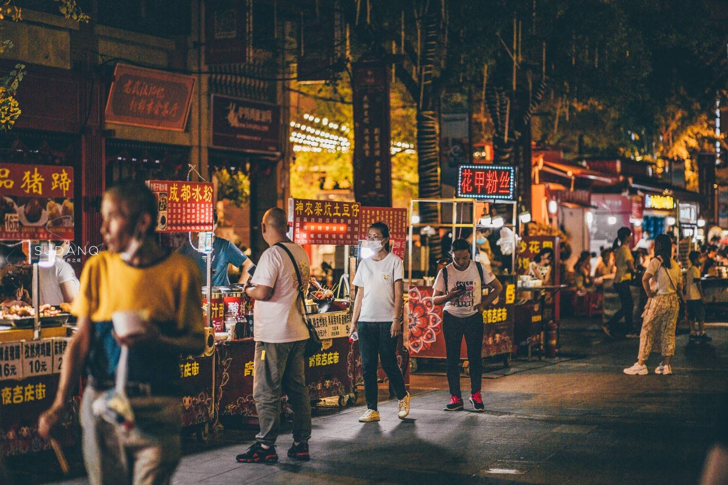 户部巷不是武汉唯一的小吃街，武汉人吃夜宵都来这里，还能听曲儿_夜市