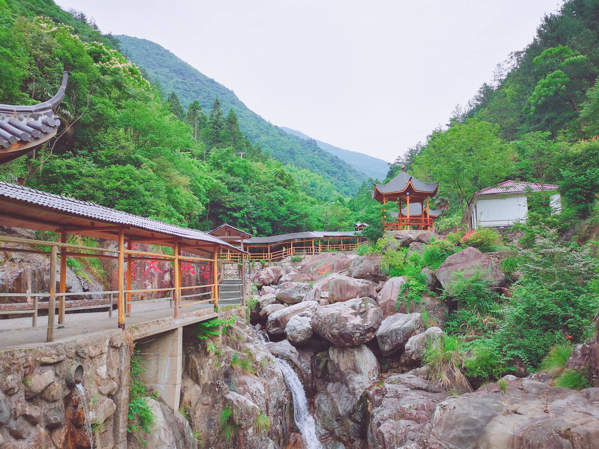 杭州临安天目大峡谷冰川纳凉抓鱼 找西瓜 打水仗 指南村含特色铜锅饭