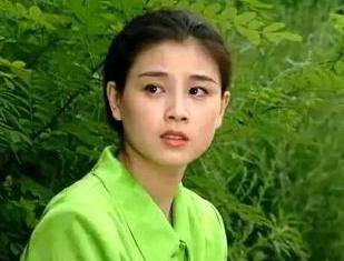 原创22岁嫁英达弟弟,32岁心酸隐退,被抛弃的赵明明今与女儿相依为命