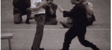 原创李小龙纪录片播出!贾巴尔爆料,李小龙妻子曾一脚将其踹倒