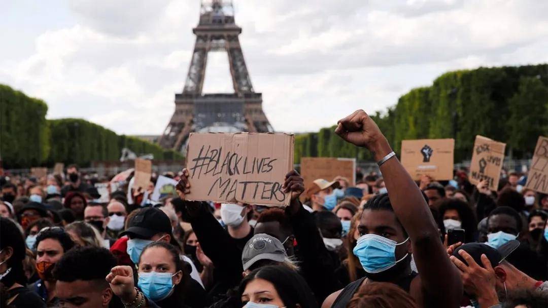 美国英国法国，甚至韩国日本民众们纷纷“下跪”