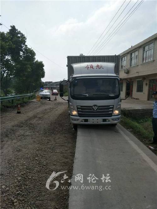 大车行驶窄路段陷入坑中六安市东河口镇民警奋战两小时成功救援