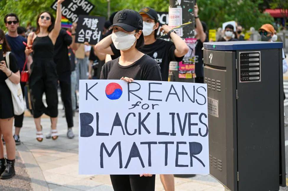 美国英国法国，甚至韩国日本民众们纷纷“下跪”