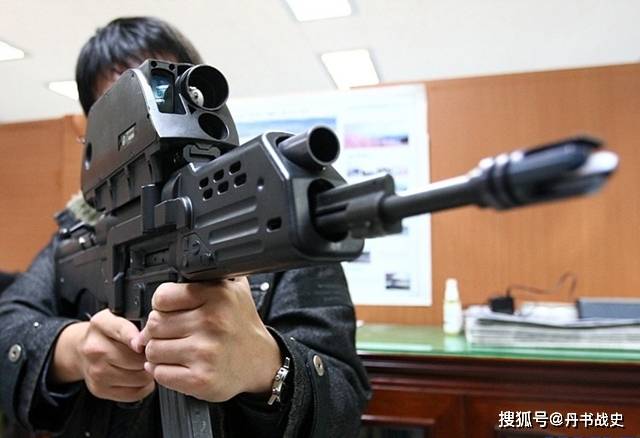 原创人类历史上第一款服役的多功能步枪,电池会自爆的韩国k11步枪