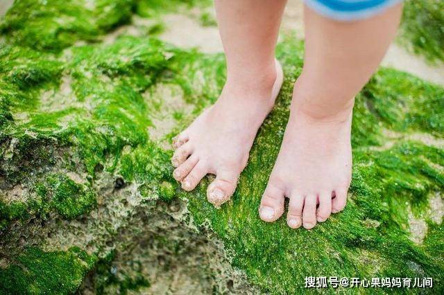 老人坚信寒从脚起,日本鞋厂建议"赤足训练",孩子10岁后显差距