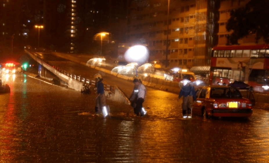 【邱凌】下了一场大暴雨后的香港街头