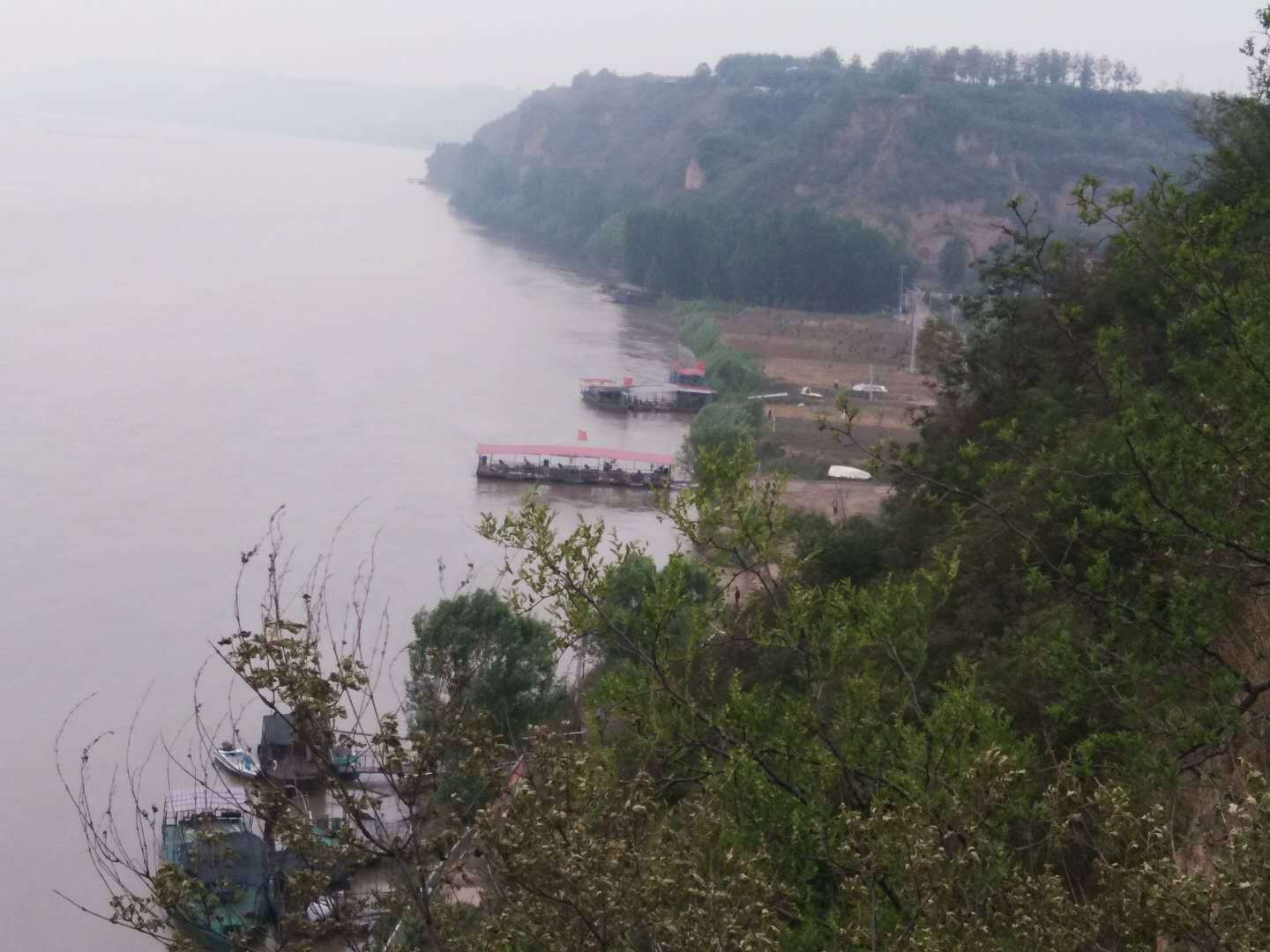 登高细视,西向出口多岐,东向畅向氾水两岸台地.