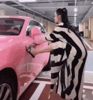 原创搞笑gif图:美女是什么车,车门真的有这么重吗