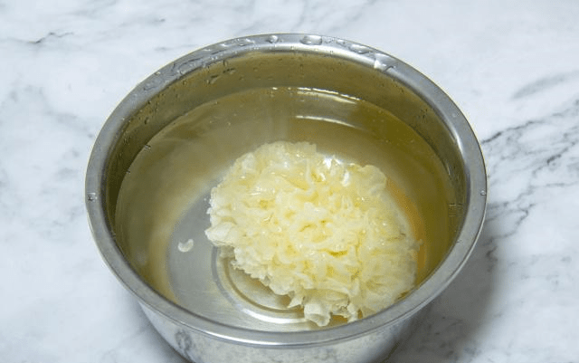 银耳煮粥配什么好吃 132e9378be1c4f0f8030d8b1a674ec5c.png