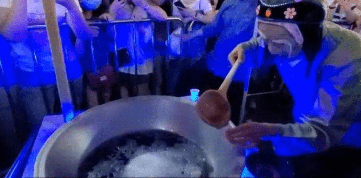 原创郑州街头出现孟婆,还熬起了如梦如幻的孟婆汤?其实就是一种凉茶