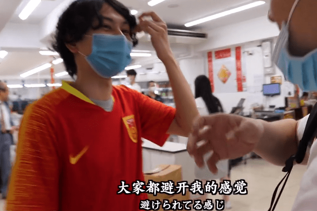 2个日本人穿中国国足球衣做节目：无人认识，大家都避开他们！