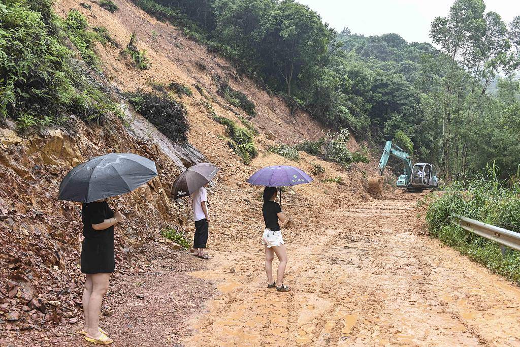 2020年6月9日,位于广东省惠州市龙门县龙华镇的一条公路受山体滑坡