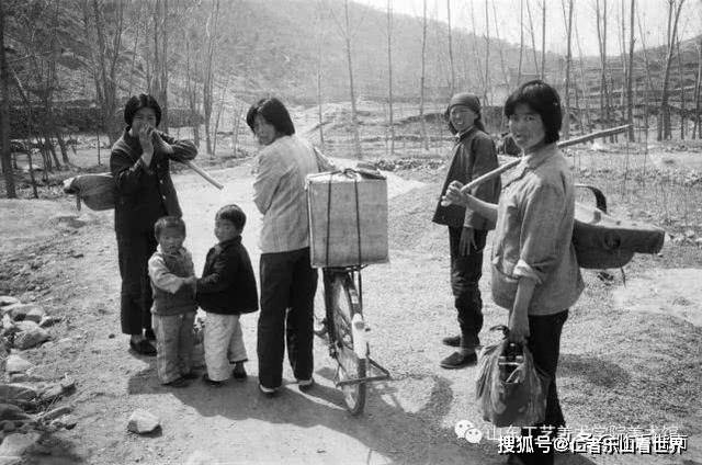 实行单干以后,每户农民自己交公粮(1984年)