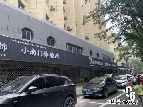 西安一街道多家店铺门头统一变成黑白色,市民:有点瘆人