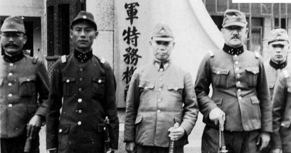 张步云(左二,山东人,乃是为患乡里的土匪.1933年被韩复榘招安.