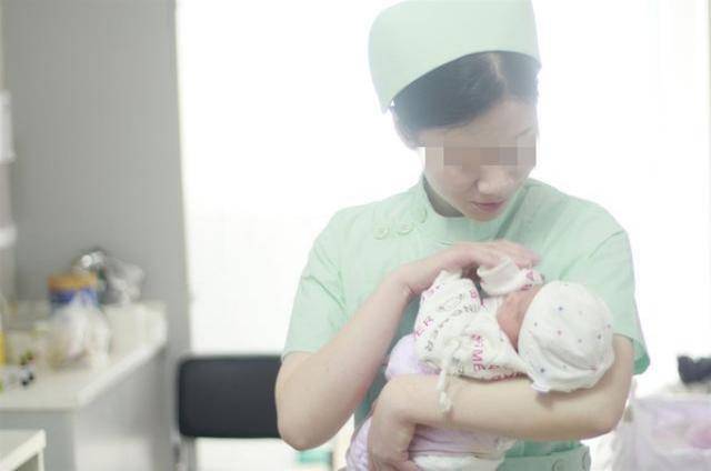 宝宝|脐带还没剪就站起来想跑,医生险些没抓住“最猛新生儿”走红
