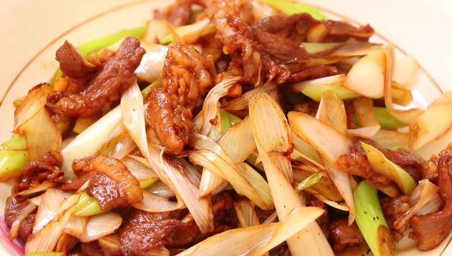 在家怎样做葱爆羊肉 9db939d4822c4a66969e7b7fde9bb2cc.jpeg