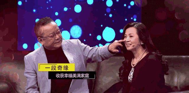 原创不敢老的王刚：网恋小20岁娇妻，和儿子差60岁，凌晨4点挣奶粉钱