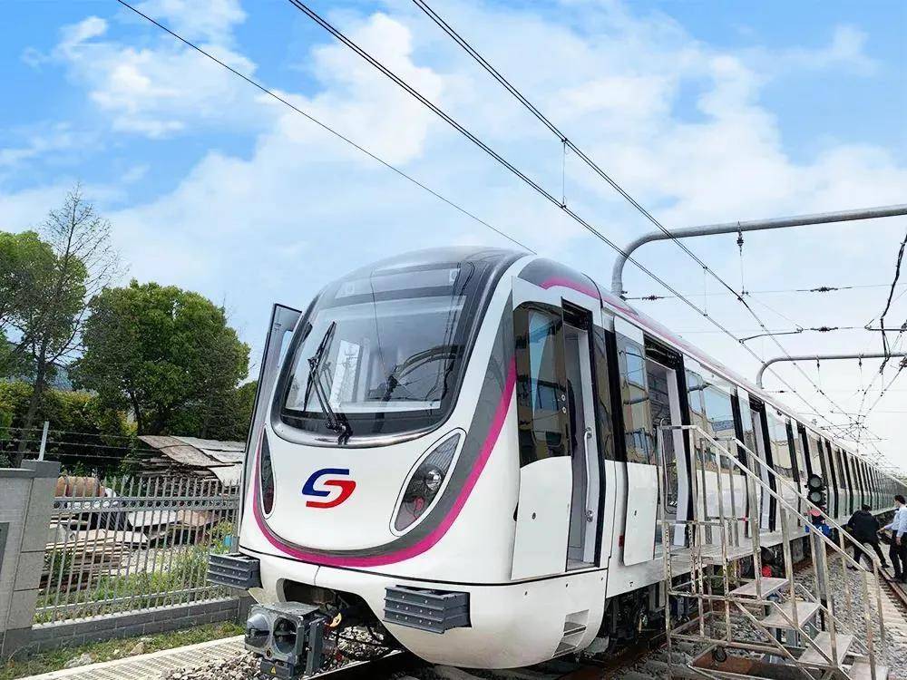 线路建设的同时,今年4月8日, 苏州轨道交通5号线首列车从南京运抵