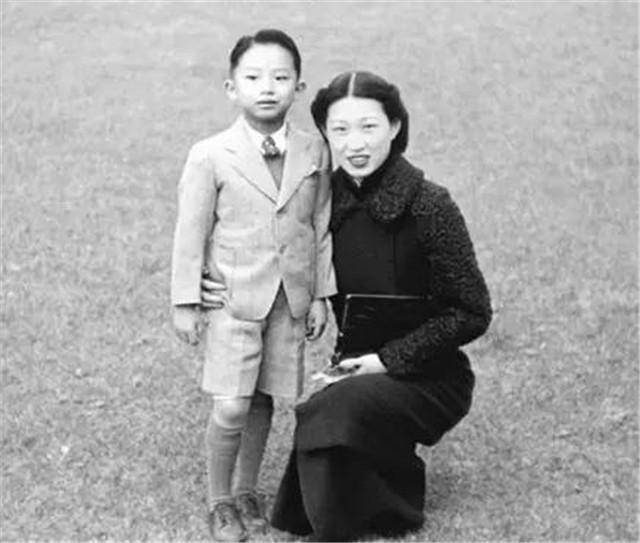 张学良见墓碑后长跪不起,于凤至孤身50年付出留下4字