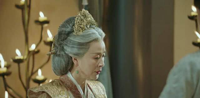 《凤弈》里的太后堪称最明智,不仅要保护子女,还要保护江山