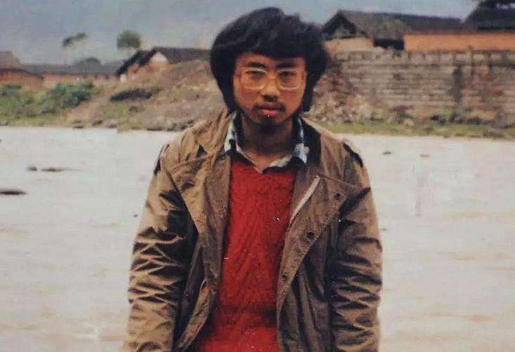是说海子的死跟"初恋女友"小武脱不了干系,小武是